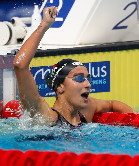 <p>La nuotatrice <strong>Simona Quadarella</strong> (22 anni) sarà impegnata nelle due distanze più lunghe della vasca: <strong>800 e 1500 metri</strong>. Specializzata nello <strong>stile libero</strong>, vanta sei ori ai Campionati europei, dove si è affermata sia a Glasgow 2018 che a Budapest 2021, e un oro ai Mondiali di Gwangju 2019.</p>