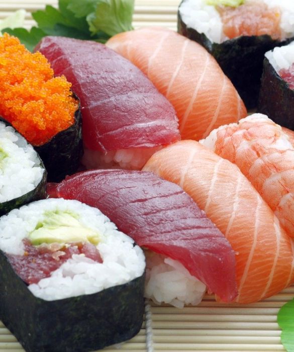 <p>Avere a disposizione una lista dei <strong>tipi di sushi con nomi e foto</strong> da fare in casa, dall’<strong>uramaki</strong> ai <strong>nigiri</strong>, può essere di grande aiuto per gli appassionati della <strong>pietanza giapponese</strong> probabilmente più amata al mondo. <strong>Cotto o crudo, senza alga, vegetariano</strong>: il sushi mette d’accordo tutti e accontenta ogni preferenza. Se avete voglia, approfondite l’argomento e, una volta per tutte, associate la giusta immagine alla ricetta dei vari tipi di sushi. Di seguito ve li illustriamo uno per uno.</p>
<p><strong>Fare il sushi a casa</strong>, oramai è alla portata di tutti. Gli <strong>ingredienti </strong>sono facilmente reperibili e i <strong>video tutorial</strong> a riguardo ci hanno facilitato di gran lunga la vita. Il <strong>sushi giapponese</strong> non è solo<strong> pesce crudo</strong>: abbiamo imparato a conoscerlo dal suo avvento in Italia anche se, ad onor di cronaca, quando sfogliamo il <strong>menù</strong> in un<strong> ristorante giapponese</strong>, entriamo spesso in confusione. Vi spieghiamo nel dettaglio come destreggiarvi al meglio.</p>

