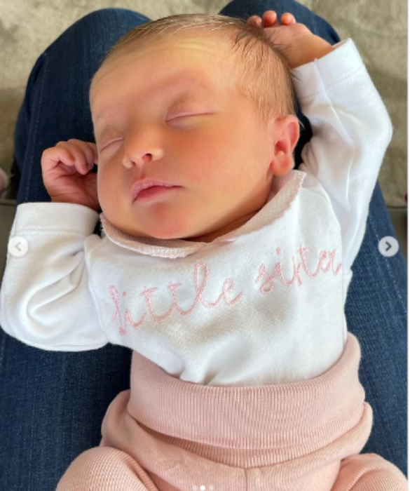 <p>Ecco: avete presente che di solito ai neonati si fanno indossare degli abiti con su scritto il loro nome? Baby V. marca subito il territorio: Little Sister, okay, ma con stile. </p>
