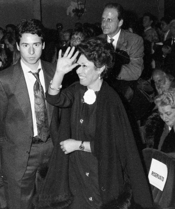 <p>Agnese è stata una delle tante vedove degli eroi morti servendo il Paese, ha vissuto anni nella memoria del marito, nella ricerca della verità, sempre si è ispirata alla più profonda fede nella giustizia e fiducia nelle istituzioni.<br />
E’ rimasta nel cuore dell’Italia come la vedova Borsellino. Dopo la morte di suo marito, il giudice Paolo Borsellino, assassinato dalla mafia il 19 luglio del 1992, Agnese ha resistito fino ai suoi 71 anni senza mai smettere di chiedere e cercare la verità. E’ morta con la fiducia nel cuore e auspicando giustizia.<br />
Paolo e Agnese diventarono marito e moglie il 23 dicembre 1968. Dal loro matrimonio sono nati tre figli: Lucia, Manfredi e Fiammetta. Agnese è lungamente stata la loro mamma “da sola” sorretta dalla memoria nobile di un padre e marito che ha messo la legalità davanti a tutto.<br />
Agnese Piraino Leto è una mamma a cui ispirarsi: è morta senza rinunciare alla ricerca della verità e nel suo nome ha educato tre figli illuminati da un profondo senso di giustizia e onestà.</p>