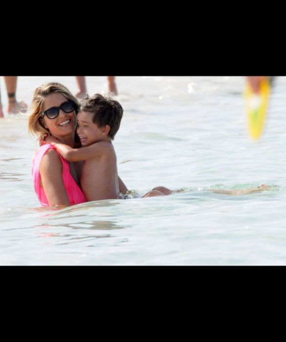 <p>Elena Santarelli ha combattuto con il male più oscuro e peggiore per una mamma: il figlio Giacomo è stato un guerriero oncologico e ha vinto contro il tumore. <br />
La showgirl ha avuto il coraggio di portare all’attenzione di tutti la ferocia dei tumori infantili che, nella loro rarità, affliggono ogni anno circa 1600 bambini tra gli 0 e i 15 anni.<br />
Giacomo è cambiato nel corpo, Elena lo ha visto patire e lottare; è mutato nello spirito e ha dovuto fare appello a tutta la sua forza di vivere, Elena è cambiata con lui; insieme sono diventati due guerrieri e si sono schierati dalla parte della ricerca solidale, umana, viva. <br />
Elena Santarelli ha fatto della sua esperienza motivo di lotta e oggi sostiene l’<strong><a href=