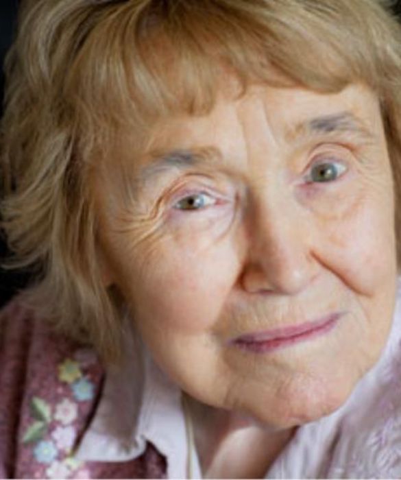<p>Lorna è una donna di scienza ma ispirata dal cuore, fu mamma di una bambina autistica, Susie. Quando sua figlia ricevette la diagnosi di Autismo la scienza era ancora incerta, le conoscenze non ancora radicate né approfondite dall’esperienza, ma Lorna, medico di professione, non si arrese e con la forza del cuore e l’energia dell’ingegno si calò profondamente nella ricerca sui disturbi dello sviluppo. <br />
Insieme ad altri genitori di bambini autistici diede vita alla National Autistic Society nel Regno Unito, correva il non lontanissimo anno 1962.<br />
Grazie allo sforzo di Lorna Wing il mondo scientifico accolse tra i disturbi dello sviluppo la sindrome di Asperger, vicina ma non uguale all’autismo. Nel 1981 Lorna pubblicò uno studio completamente dedicato a questa variante dell’autismo e nel 1996 firmò un testo dedicato agli ASD, i Disturbi dello Spettro Autistico.<br />
Lorna Wing è una mamma a cui ispirarsi: ha unito cuore e mente; ha fuso la sua professione nel ruolo di madre e cucito il suo ruolo di madre sulla professione medica; ha amato senza considerare la fatica e il dolore e grazie a tutto questo ha dimostrato al mondo che gli occhi di una mamma sanno guardare anche oltre il conosciuto. </p>