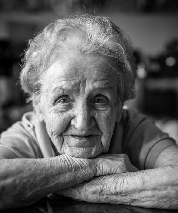 <p>Spesso cerchiamo lontano i nostri riferimenti e le ispirazioni al vivere di tutti i giorni, come donne, figlie e nipoti potremmo, però, trovare molto appena a un passo da noi o nei nostri ricordi. <br />
Tutte le nonne del mondo sono mamme a cui ispirarsi, non solo perché hanno vissuto il passato e costruito il futuro ma soprattutto perché hanno stratificato la nostra stessa storia e rappresentano, ciascuna nella sua famiglia, quella radice che ci nutre da lontano o persino dal cielo.</p>