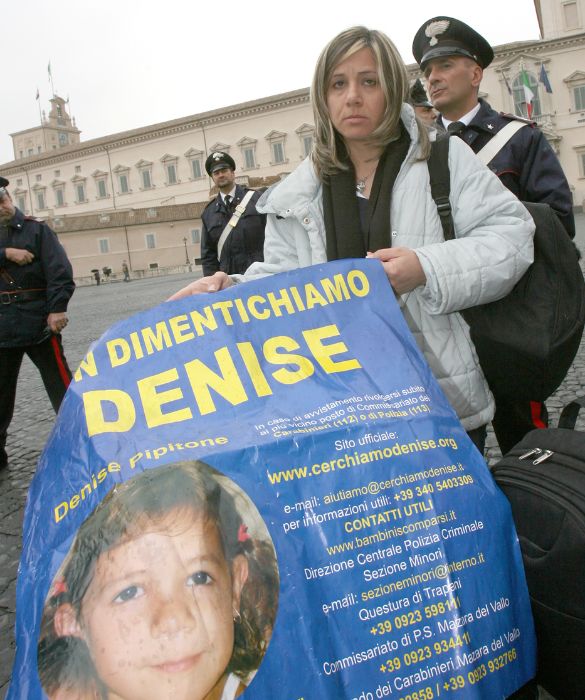 <p>Il 1° settembre 2004 Denise Pipitone scompariva nel nulla lasciando dietro di sé una scia di mistero velata di dolore, omertà e mancanze. Piera Maggio restava privata del suo bene più grande: perdeva la figlioletta, faceva i conti con la verità pubblica sulla sua nascita e, al contempo, si trasformava senza soluzione di continuità in una leonessa. </p>
<p>Dal 2004 ad oggi questa mamma non ha mai smesso di cercare sua figlia, ha bussato alle porte chiuse, urlato dove il silenzio voleva mettere a tacere ogni cosa ed è stata lei stessa a rappresentare ovunque la presenza in vita di Denise.<br />
Piera è una mamma coraggio che negli ultimi 17 anni ha combattuto per tutti i bambini sottratti all’abbraccio delle loro famiglie, lo ha fatto raccontando il rapimento come un delitto contro la costruzione della identità del fanciullo. Ogni bambino rapito è un individuo violato nel rapporto con le sue radici e deprivato del futuro che l’amore familiare stava costruendo intorno a lui.<br />
<strong>Piera Maggio è una mamma a cui ispirarsi</strong>: è modello di speranza e dignitosa resilienza.</p>
