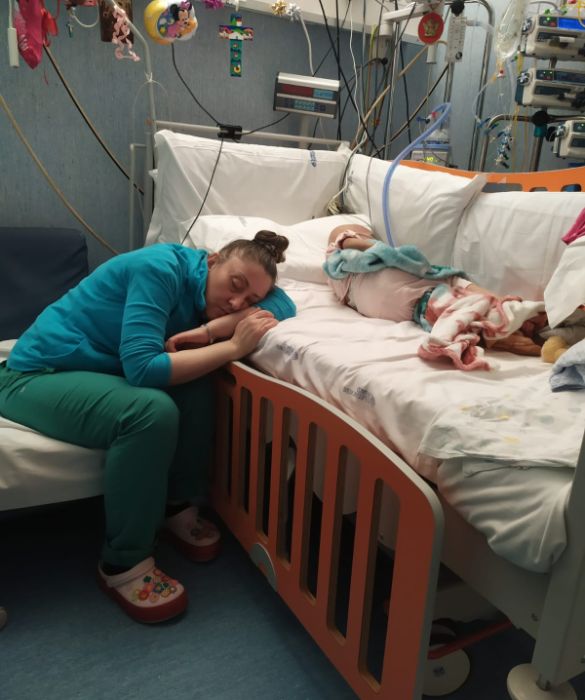 <p>Sabina Ursuleac ha vissuto per 4 lunghi anni in una camera d’ospedale, gli ultimi 3 nella stessa stanza in cui la figlia ha messo le ali e raggiunto il cielo. Sabina è rimasta giorno e notte accanto a un lettino nel reparto di oncologia pediatrica che accoglieva Elisa Pardini. Istante dopo istante questa mamma è stata l’angelo custode di sua figlia e alla fine ha dovuto dirle addio, malgrado due trapianti e tantissima sofferenza.<br />
A <strong><a href=