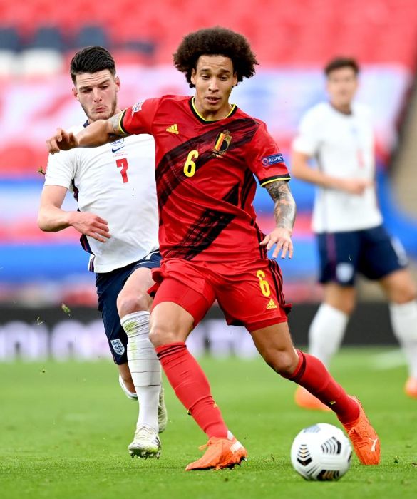 <p>Carnagione mulatta, capelli ricci e occhi azzurri. Belga di origine martinicane, Axel Witsel ha tutto per far impazzire le tifose. E non solo quelle dei Diavoli Rossi.</p>
