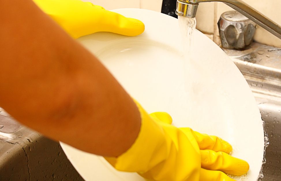 Si consuma più acqua lavando i piatti a mano o con la lavastoviglie?