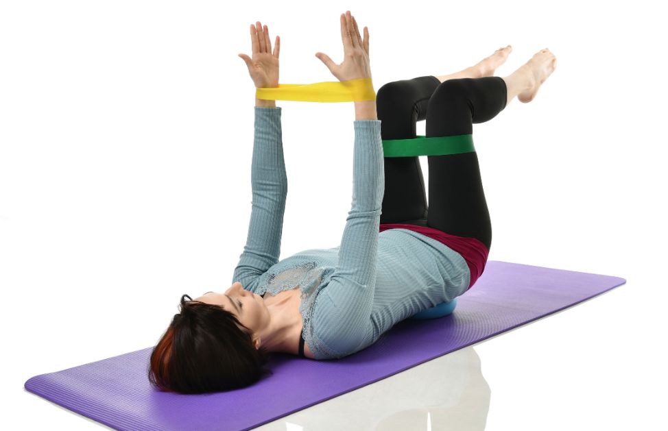 6 Esercizi Con Gli Elastici Per Allenare I Pettorali Deabyday