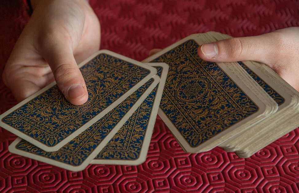 4 trucchi di magia con le carte per bambini DeAbyDay