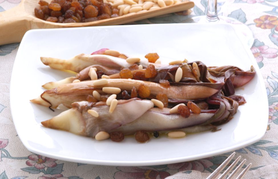 Come fare un contorno di radicchio uvetta e pinoli | DeAbyDay