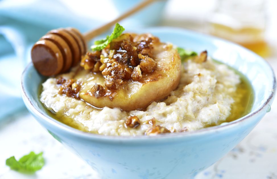 Porridge d'avena alle mele e nocciole: colazione inglese ...