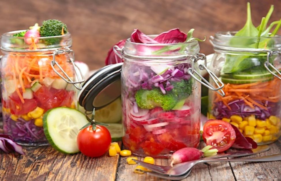 Come fare un'insalata di legumi, frutta e verdure | DeAbyDay