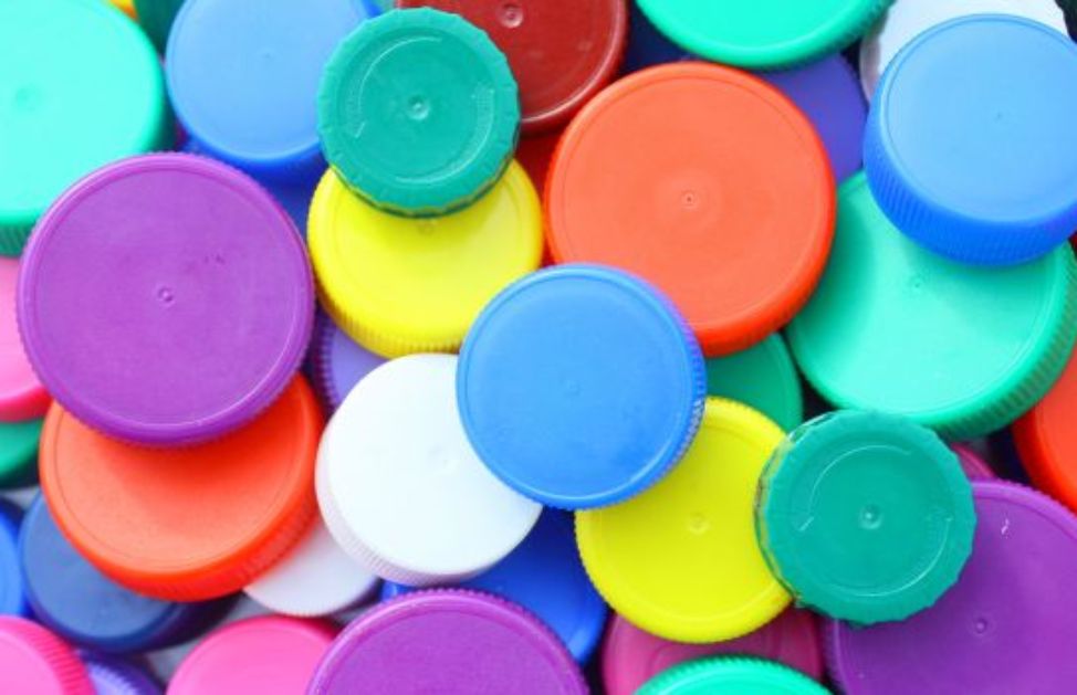Come funziona la raccolta di tappi di plastica DeAbyDay Come funziona la raccolta di tappi di plastica DeAbyDay