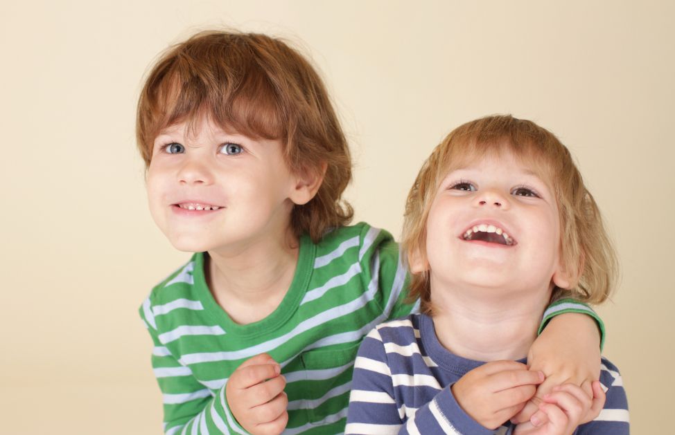 Bambini Che Non Si Relazionano Con Coetanei Come crescere fratelli uniti | DeAbyDay