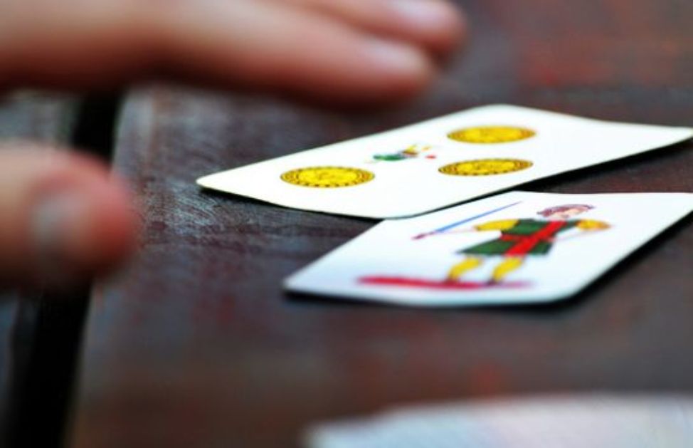 Come giocare a scopa a tre carte DeAbyDay
