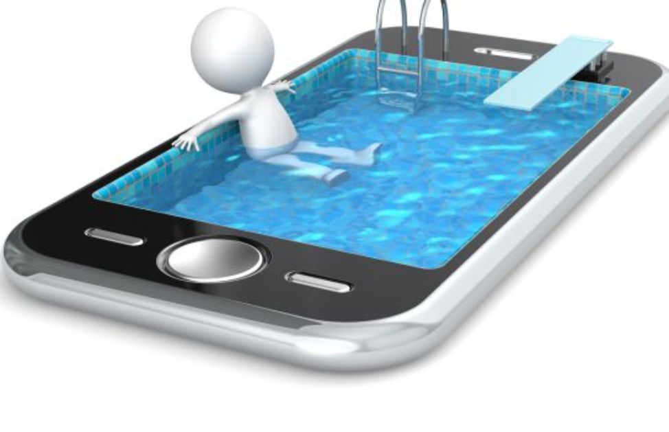 Come tentare di far funzionare un cellulare caduto in acqua DeAbyDay