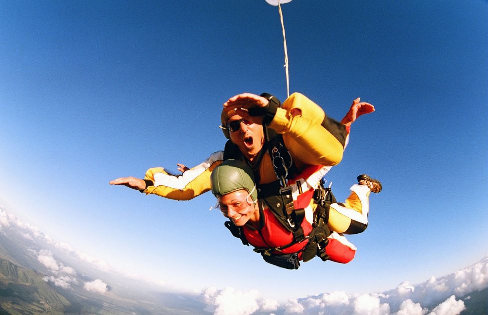 Se siete amanti delle emozioni forti, se pensate che sposarsi sia un po' un salto nel vuoto... Il paracadutismo è proprio quello che fa per voi! Riuscirete a lanciarvi da un aereo? C'è un solo modo per scoprirlo!