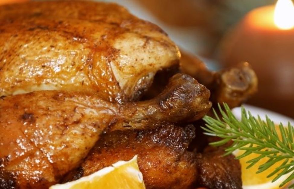 Come ogni anno il quarto giovedì di novembre gli Stati Uniti si raccolgono per festeggiare il Giorno del Ringraziamento (Thanksgiving Day). Un'occasione importante per trascorrere il tempo con le persone care e - perché no - lasciarsi andare a qualche peccato di gola. Il re della tavola è uno solo: il Thanksgiving Turkey, ovvero il tacchino farcito del Ringraziamento. Le varianti per preparare il ripieno sono tantissime (funghi, castagne, albicocche, carne, verdure, etc.) e spesso si tramandano in famiglia di generazione in generazione.