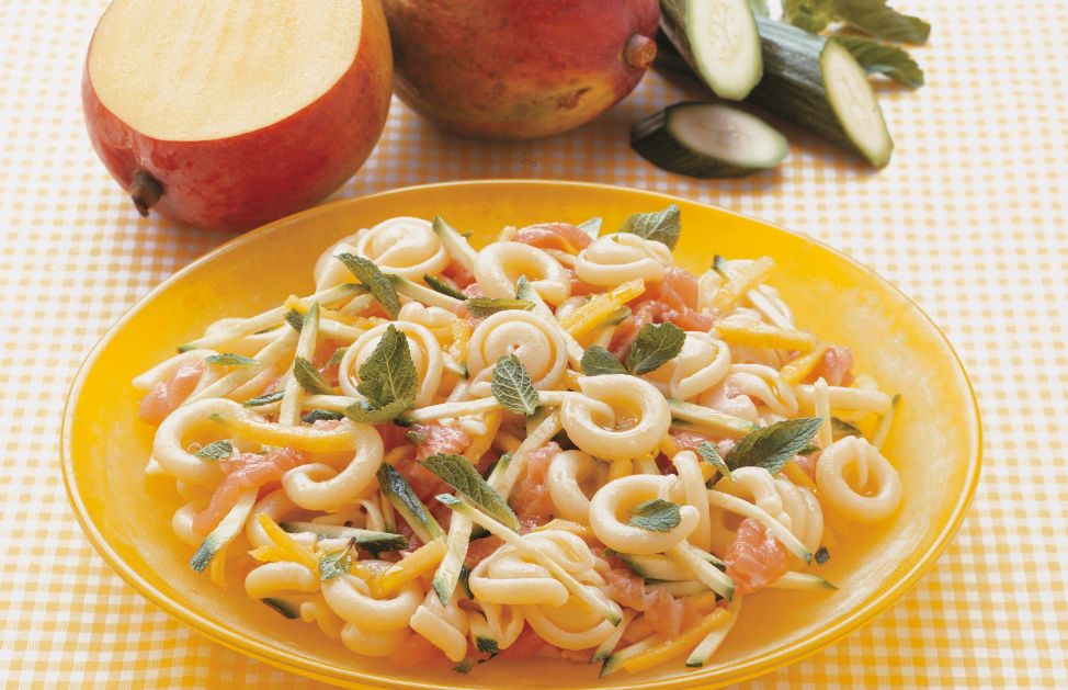 Dall'ispirazione tipicamente greca, un piatto di insalata di pasta con feta e olive
