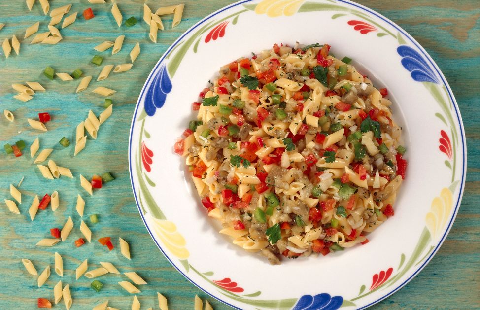 Un primo piatto di pesce estivo: insalata di pasta con salmone e mango