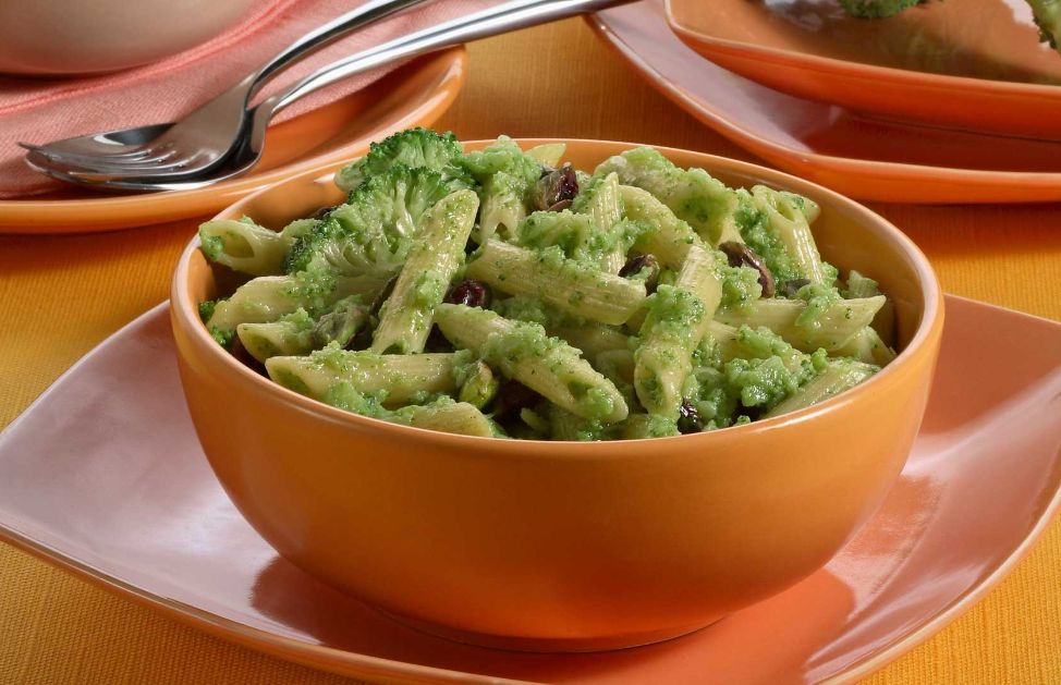 Con l'avvicinarsi dell'autunno la polenta torna di 'stagione'. Ma l'avete mai assaggiata con topinambur e pistacchi? Se volete cucinare questa appetitosa ricetta, preparate la polenta con 350 g di farina di mais, 1,25 l di latte e sale q.b. Nel frattempo, pelate 500 g di topinambur e lessateli in acqua bollente salata per 20-25 minuti. Sgocciolateli e passateli al mixer con 20 g di burro, 2 cucchiai di panna, sale e pepe. Scottate 40 g di pistacchi sgusciati in un pentolino con acqua bollente e privateli della pellicina. Fate appassire un ciuffo di salvia in una padella con 40 g di burro a fuoco basso, unite i pistacchi, salate e pepate. Distribuite la salsa calda sui piatti individuali, poi appoggiatevi sopra la polenta a cucchiaiate. Condite con il burro fuso alla salvia e pistacchi, cospargete con il parmigiano e servite in tavola.
