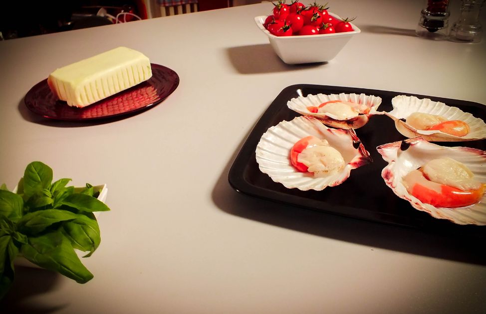 Cosa serve per preparare le capesante piccanti? Detto... Fatto! Ecco gli ingredienti: 4 capesante, 12 pomodorini, due noci di burro, peperoncino in polvere, basilico fresco e sale!
