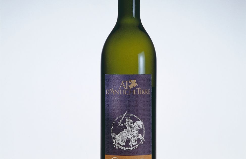 Vino tipico della Corsica, il Domaine Pieretti può essere bianco o nero, da accompagnarsi sia a piatti di carne sia di pesce