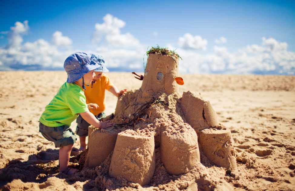 Ad ognuno la sua: la crema solare è fondamentale durante le vacanze al mare, soprattutto per proteggere la pelle sensibile dei bambini.