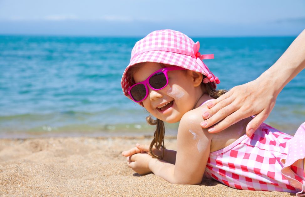 Proteggere la vista dei bambini con gli occhiali da sole è molto importante: oltre ai raggi UV e UVA, anche la sabbia e la polvere presenti sulla spiaggia possono provocare irritazioni agli occhi delicati dei più piccoli!