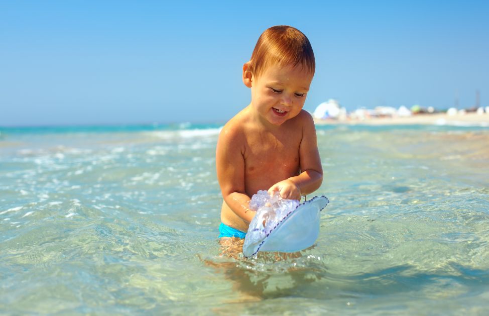 Salvagente o braccioli? Oltre ad essere colorati e dalle forme davvero originali, sono strumenti fondamentali per far divertire i vostri piccoli in mare senza correre rischi!