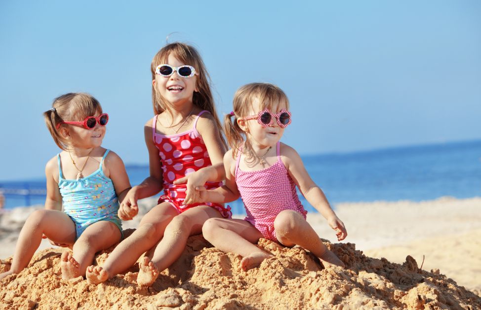 Proteggere la vista dei bambini con gli occhiali da sole è molto importante: oltre ai raggi UV e UVA, anche la sabbia e la polvere presenti sulla spiaggia possono provocare irritazioni agli occhi delicati dei più piccoli!