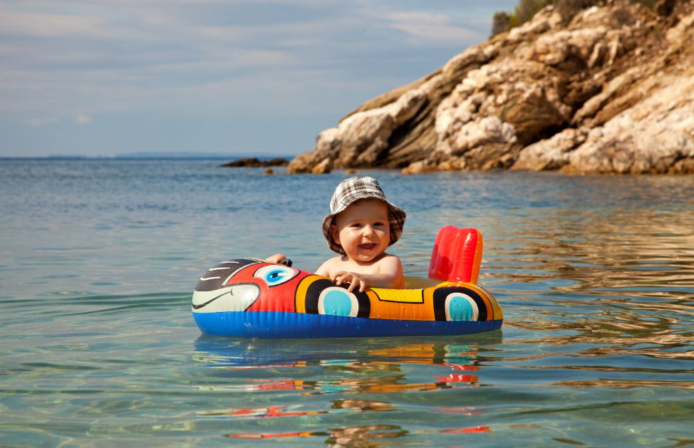 Durante le calde giornate di mare ricordate ai vostri bambini di bere molto, soprattutto acqua naturale e succhi di frutta, per rimanere idratati ed evitare così colpi di calore!