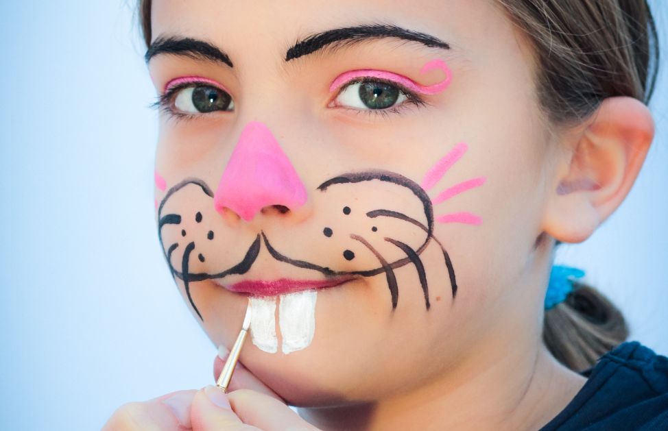 Le bambine adorano vestirsi da streghe... Il Carnevale è il momento giusto!
