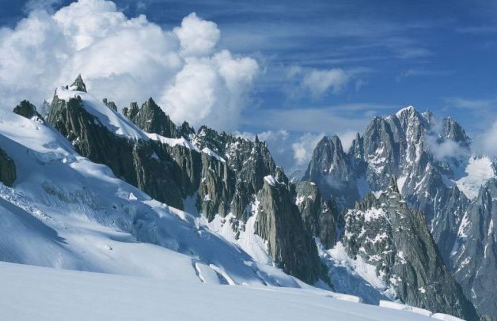 Il Monte Bianco con i suoi 4810 metri di altezza è la vetta più alta di tutto l'arco alpino. Si trova nelle Alpi Graie ed è famoso per gli eccezionali paesaggi che fanno da cornice a rinomate località di villeggiatura in Italia e in Francia.