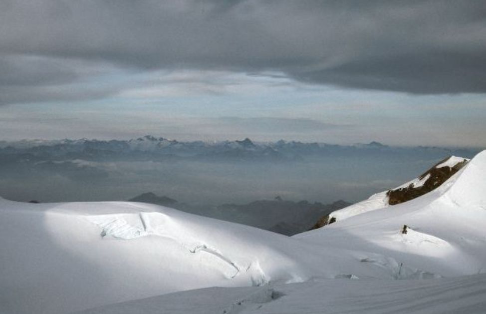 Nelle valli del Massiccio del Monte Rosa ci sono molte località frequentate d'inverno per gli sport invernali e d'estate per le escursioni in montagna. Le più rinomate sono Alagna, Antagnod, Brusson, Champoluc, Gressoney-La-Trinité, Gressoney-Saint-Jean e Macugnaga. Sul versante svizzero la stazione sciistica più famosa è Zermatt.