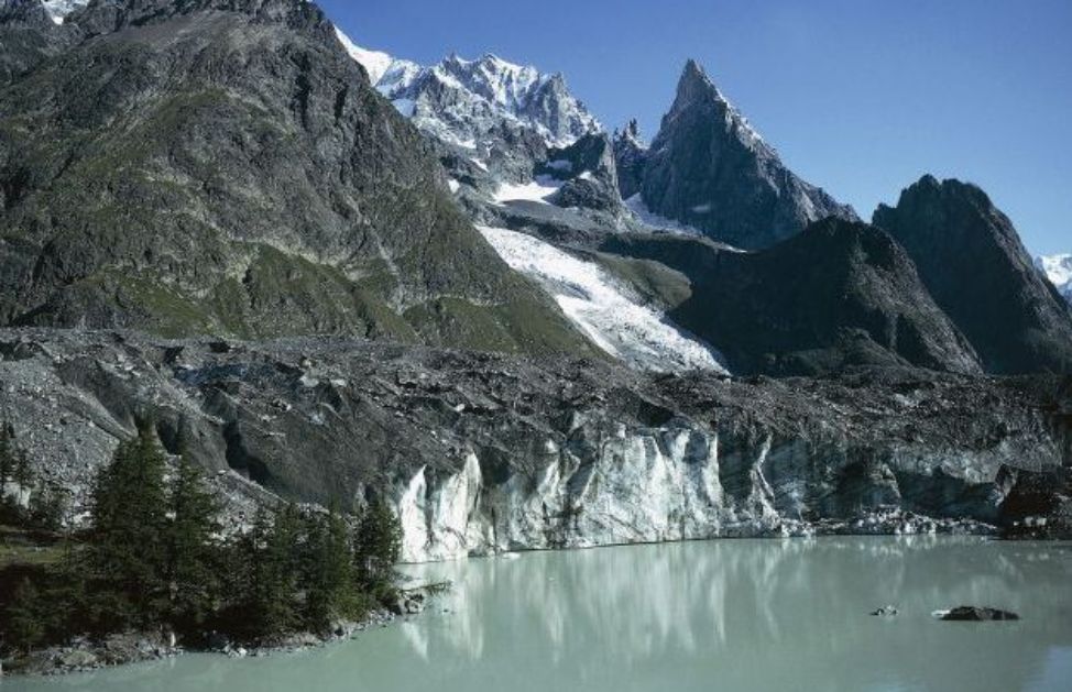 Sul versante italiano si trovano la val Veny e la val Ferret, raggiungibili dalla bellissima Courmayeur, mentre dalla parte francese (Alta Savoia) si trovano la valle dell'Arve e la famosa località di Chamonix. Queste due stazioni turistiche sono unite tra loro dal traforo del Monte Bianco, un tunnel autostradale inaugurato nel 1965.