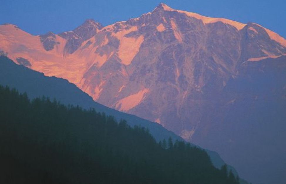 A partire dalla prima metà del XIX secolo tutte le vette del massiccio del Monte Rosa furono conquistate e oggi è forse il 4000 più semplice da affrontare per alpinisti ed escursionisti, avvantaggiati anche dalla funivia di punta Idren, ad Alagna.