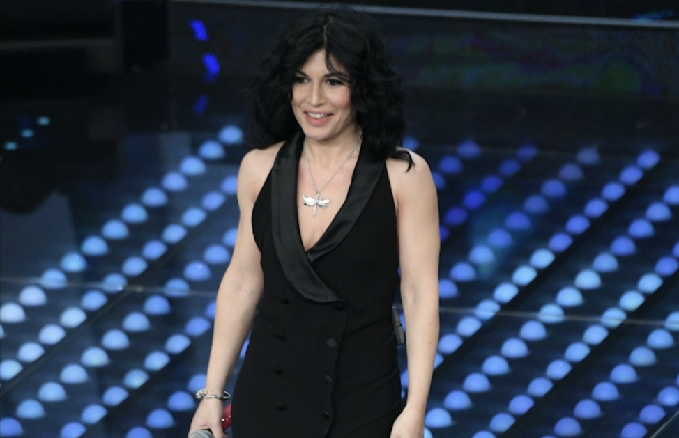 Nel 2008 Francesco Facchinetti conduceva la finale della prima stagione di X Factor davanti al tavolo dei giudici composto da Morgan, Mara Maionchi e Simona Ventura. Proprio quest’ultima guidava la categoria degli Over della quale faceva parte una bellissima e carismatica cassiera che nel tempo libero incideva canzoni: Giusy Ferreri. Nonostante fosse minuta impressionò da subito i giudici e i giornalisti che la definirono la “Amy Winehouse italiana”. Si aggiudicò il secondo posto, ma nonostante questa mancata vittoria ne ha fatta molta di strada. Dal suo primo singolo “Non ti scordar mai di me” è nata la collaborazione con Tiziano Ferro che ha prodotto anche il suo primo album, nel 2011 ha debuttato sul palco del Festival di Sanremo e nel 2018 è approdata nel programma Amici di Maria De Filippi sedendosi al tavolo dei professori. Con il suo singolo “Amore e capoeira” ha sbaragliato tutte le classifiche e attualmente è la cantante con il maggior numero di vendite tra tutti coloro che sono stati lanciati da un talent.
