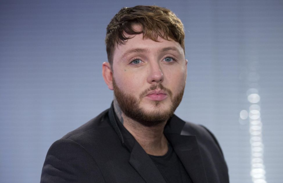 X Factor, però, non ha sfornato grandi talenti soltanto in Italia. Il format televisivo, infatti, è stato ideato in Gran Bretagna e ha dato vita a veri e propri fenomeni pop, come quello degli One Direction. Niall, Harry, Liam, Louis e Zayn, nel 2010, in occasione della settima edizione di X Factor UK, si presentarono alle audizioni come solisti, ma Simon Cowell ebbe la geniale intuizione di metterli insieme e formare una band che avrebbe potuto gareggiare nella categoria Gruppi. Nacquero così gli One Direction che, puntata dopo puntata, arrivarono in finale classificandosi al terzo posto. Fu soltanto l’inizio della loro carriera: firmato il contratto di 2 milioni di sterline con Syco, pubblicarono due libri e schizzarono direttamente in prima posizione nella classifica dei singoli più venduti in Inghilterra con “What Makes You Beautiful, primo estratto dall’album di debutto “Up all night” e il resto è storia. nEL 2016, però, hanno deciso di prendersi una pausa e i componenti hanno iniziato carriere individuali, ugualmente di successo.