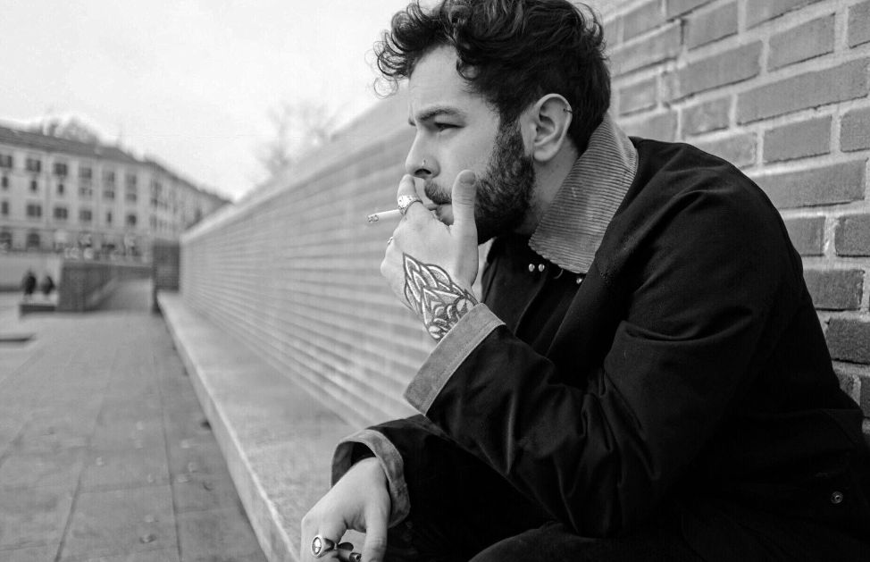Tutti ricordano i suoi esordi nel talent show X Factor, il programma televisivo che lo ha ufficialmente lanciato nel mondo della musica consacrando il suo inarrestabile successo. Nel 2009 ha vinto la terza edizione supportato da Morgan, suo coach d’eccezione, ed ha firmato così il suo primo contratto discografico, con l’uscita del singolo “Dove si vola”, brano che ha venduto 80.000 copie e che si è aggiudicato il platino. L’anno successivo ha partecipato al Festival di Sanremo con la canzone “Credimi ancora” raggiungendo il terzo posto, mentre nel 2013 si è aggiudicato la sua prima vittoria sanremese cantando “L’Essenziale”. Si è distinto anche a livello internazionale vincendo nel 2010 e nel 2015 l’MTV Music Award come Best Italian Act e come Best European Act. Quel giovane studente di 20 anni ne ha proprio fatta molta di strada!