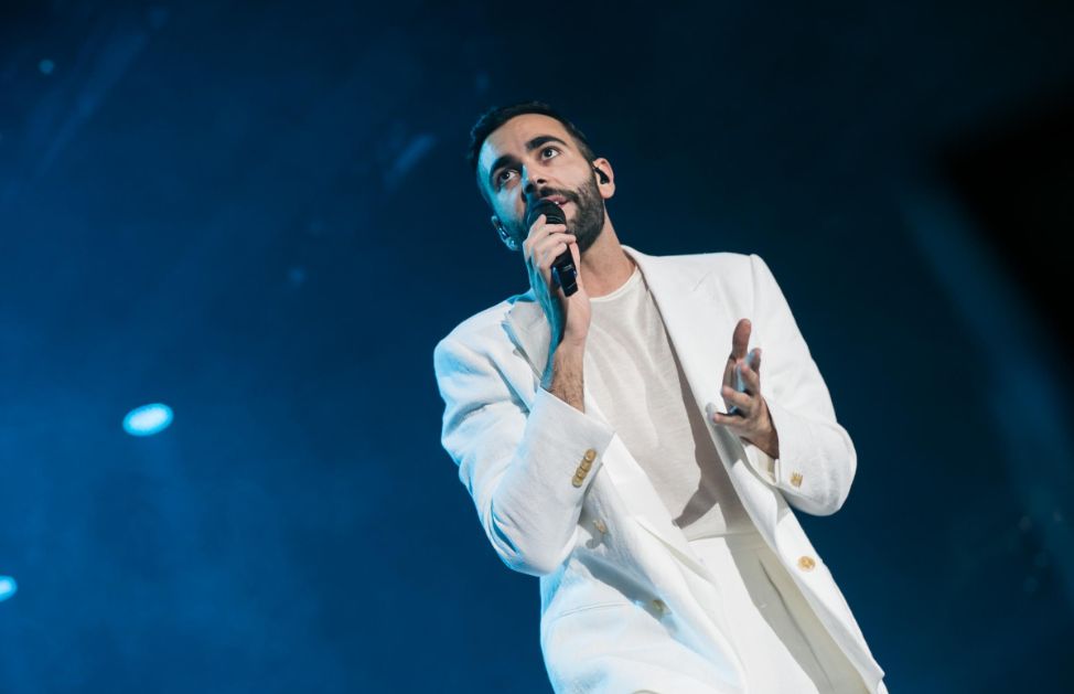 Sul palco di X Factor, durante la seconda edizione, faceva il suo esordio Veronica Scopelliti, in arte Noemi. Cantava un brano di Mina ed era talmente emozionata da iniziare ad intonare la prima frase prima del tempo, per poi ripeterla due volte per rientrare sulla base. A un passo dalla semifinale, nel corso della dodicesima puntata, viene eliminata, arrivando in quinta posizione. Un anno dopo esce il suo primo singolo “Briciola”, certificato come disco d’oro. Poi il suo EP Noemi, che vende circa 50.000 copie in Italia, e due Festival di Sanremo, nel 2010 e nel 2012 (in quest’ultimo ottiene il terzo posto). Sempre nel 2012 compone le musiche di Ribelle, film d’animazione targato Walt Disney e nel 2014 inizia la sua avventura televisiva come coach di The Voice of Italy. Versatile, autentica, dalla voce inconfondibile e tanto solare, Noemi è oggi una delle cantanti di maggiore successo in Italia.