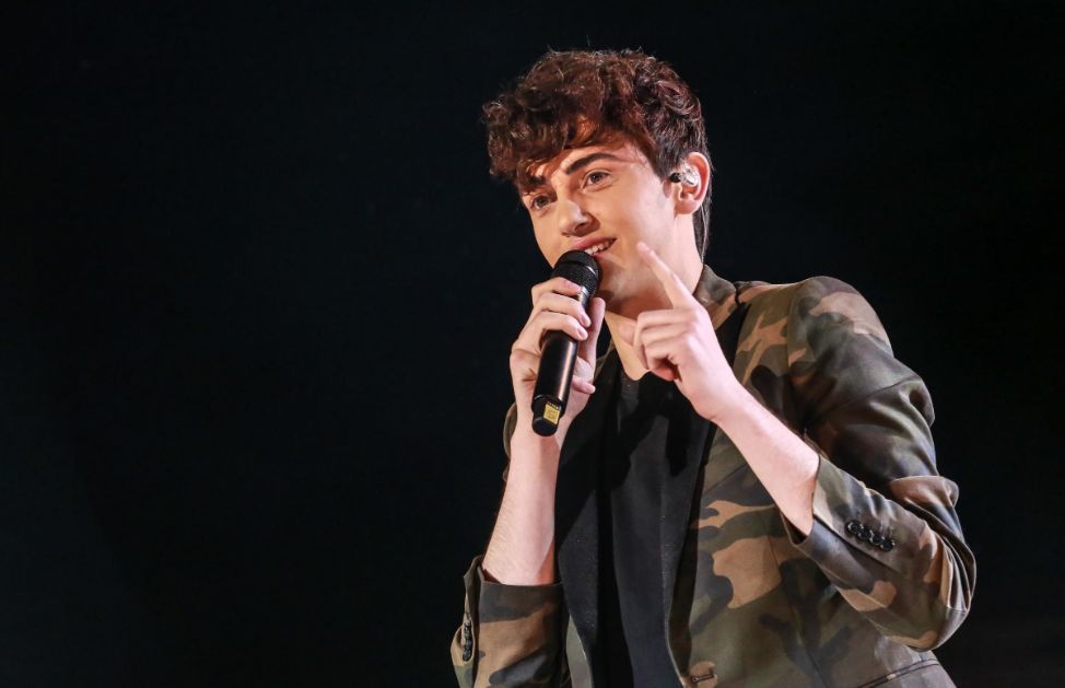 Si è presentato in felpa e chitarra alle audizioni di Bologna e con “Che cosa sono le nuvole” di Modugno e il suo inedito “The reason why” è riuscito da subito a far piangere Fedez. Ha trionfato nella categoria Under uomini conquistando il cuore di migliaia di adolescenti. Poi sono arrivati il Festival di Sanremo e il suo primo album “1995” che si è piazzato al primo posto in classifica permettendo al giovane Lorenzo di conquistare anche il premio di miglior emergente italiano agli MTV Italian Award. Con i suoi tormentoni #fuori c’è il sole e L’esercito del selfie ha scalato tutte le classifiche, ma da circa due anni non si hanno sue notizie. Si vocifera che potrebbe ritornare molto presto con pezzi-bomba e magari anche con una partecipazione a Sanremo.