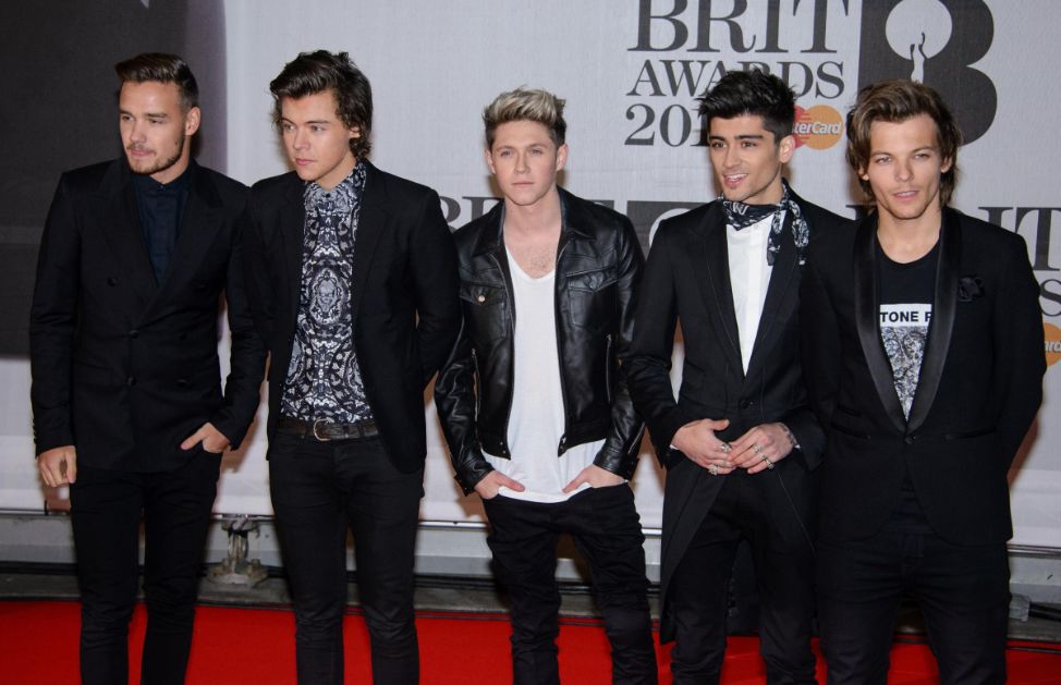 I Maneskin sono un fenomeno musicale che in Italia, considerata l’età dei componenti, non ha mai avuto un’eco così ampia e che sul palco di X Factor non si era mai visto. Una realtà che, come tutte le vere band, ha già una sua precisa identità, uno stile musicale e persino una dignità discografica, come la conquista di un disco d’oro per l’inedito Chosen ha prontamente confermato. In tanti, tantissimi erano già pronti a decretarne la vittoria. Eppure, alla finale dell’undicesima edizione del talent di Sky 1 trionfò Lorenzo Licitra. Ma questo poco importa. Il gruppo romano che aveva portato sul palco tutta l’energia e l’indole provocatoria dell’adolescenza, la sensualità e la passione che alimenta le personalità più eccentriche, non è stato sicuramente dimenticato dal pubblico. Il loro album, “Il ballo della vita”, pubblicato nel 2018 ha venduto oltre 100 mila copie e il brano “Torna a casa” pubblicato come secondo estratto, ha conquistato cinque dischi di platino. Dopo un lunghissimo tour in Italia e in Europa, i Maneskin hanno chiuso il capitolo con una pausa programmata. Nel 2018 è uscito anche il docu-film “This is Maneskin”, scritto dalla band e distribuito per un solo giorno nei migliori cinema italiani. Che fine hanno fatto? Non preoccupatevi, stanno per tornare, più precisamente il 30 ottobre!