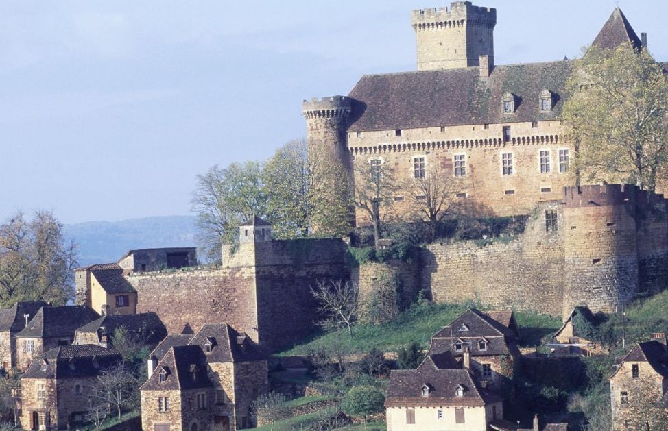 Sul confine tra Belgio e Paesi Bassi, nella vallata boscosa del Wurm, un affluente del Roer, sorge Aquisgrana, la città più orientale della Germania. Oltre che un meraviglioso centro è anche una rinomata stazione termale.