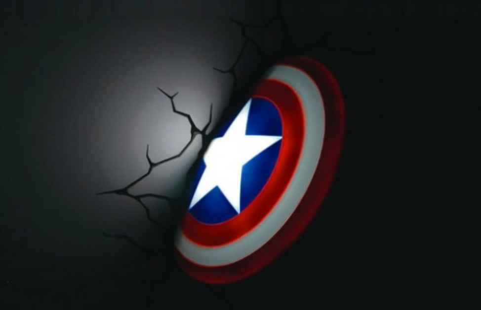 Qualcuno ha detto “sindrome di Peter Pan”? Spider Man, Thor, Capitan America e molti altri personaggi del mondo dei film possono trasformarsi in colorate lampade da regalare a chi proprio non vuol crescere e vuole mantenere un’ancora nel mondo dei supereroi!