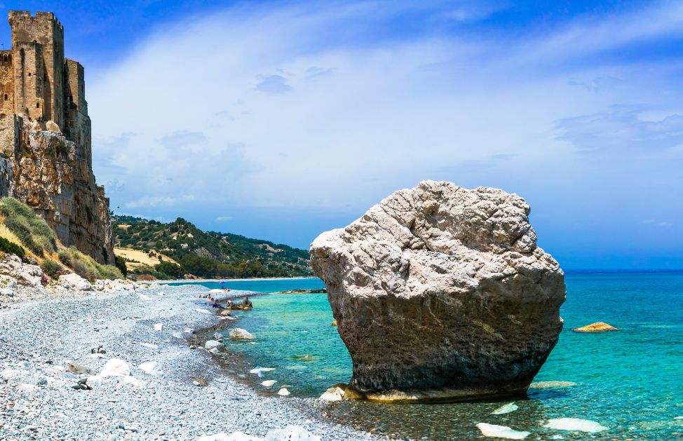 Un paesaggio da cartolina: un castello che si innalza sul blu delle acque e un lungo litorale di ghiaia e ciottoli incastonato in un paesaggio suggestivo. Le acque sono particolarmente trasparenti e il mondo sottomarino vitale.
La spiaggia si trova nei pressi del comune omonimo, Roseto Capo Spulico, un borgo incantato nella provincia di Cosenza.