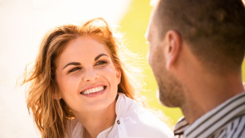 ragazzo e ragazza parlano