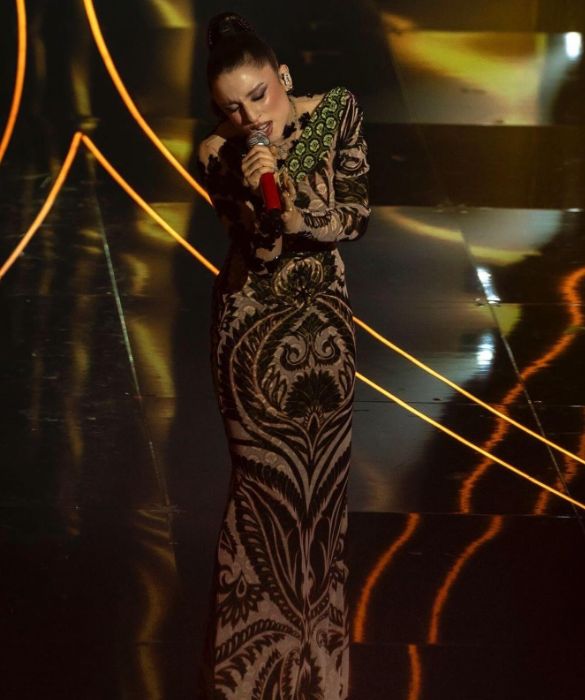 <p>Il suo pezzo in gara si chiama <em>La noia</em>, ma non c’è nulla di noioso negli abiti di <strong>Etro</strong> che Angelina Mango ha indossato a <strong>Sanremo 2024</strong>. Pattern e stampe preziosi, espressione del DNA del brand, hanno avvolto la silhouette della cantautrice con un intrigante effetto <strong>etno-chic</strong>.</p>
