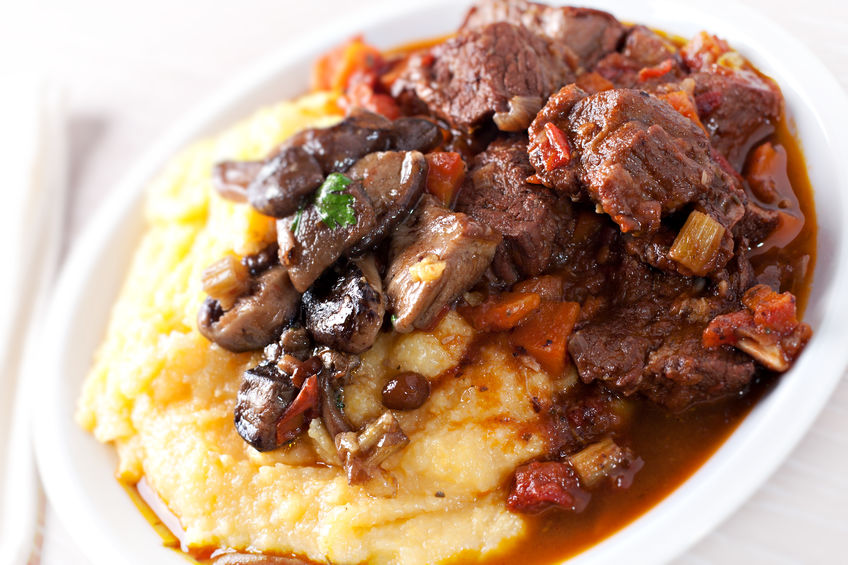 Polenta con carne e funghi