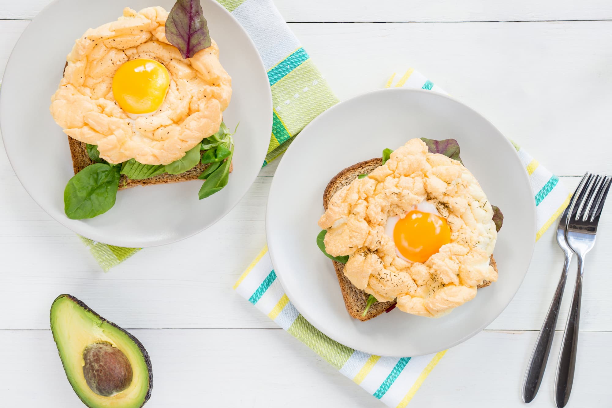 cloud eggs su piatto con avocado